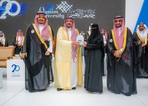 أمير القصيم يكرّم الطالبة “أسماء الرشيدي” تقديرا لعصاميتها وتغلبها على المرض وتحقيق طموحها بحصولها على درجة البكالوريوس