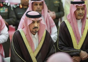 سمو أمير الرياض يؤدي صلاة الميت على الأمير طلال بن فهد بن محمد بن عبدالرحمن ووالدة الأمير خالد بن فهد بن فيصل