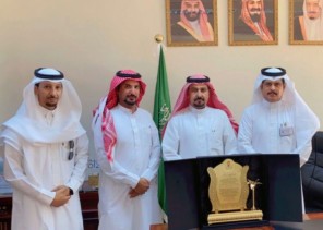 مدير تعليم الحائط يستقبل رجل الأعمال “عبدالله بن نويجي الزبني” .. ويكرمه بدرع تذكاري وهدية رمزية