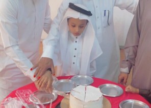 طلاب الصف الثاني بمدرسة عبدالله بن عباس بالمحلة يكرمون معلمهم  بمناسبة تقاعده