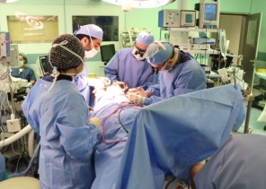 نجاح فصل التوأم السيامي المصري ” سلمى وسارة ” بعد عملية جراحية معقدة استغرقت 17 ساعة