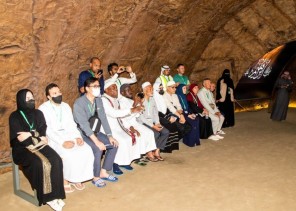 ضيوف برنامج خادم الحرمين الشريفين للحج يزورون معرض الوحي ضمن البرامج الثقافية التي نظمتها وزارة الشؤون الإسلامية