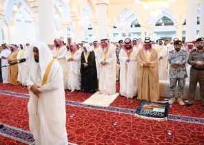 سمو أمير جازان يؤدي صلاة عيد الأضحى المبارك ويعايد عدداً من المشايخ واصحاب الفضيلة.