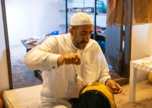 الجناح السعودي يستعرض جودة وأناقة المشلح الحساوي في مهرجان جرش