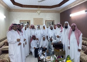 مشائخ وأعضاء فريق لمسة وفاء بمركز العالية يزورون شيخ قرية المحلة