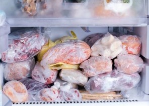 عدم تركها في درجة حرارة الغرفة لأكثر من ساعتين .. “هيئة الغذاء والدواء” تحدد الاشتراطات العامة لإذابة المنتجات الغذائية المجمدة