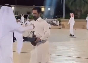 شاهد.. مقيم باكستاني يُشارك في زواج مواطن.. وردة فعل غير متوقعة من أقارب العريس