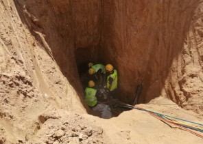 الدفاع المدني بمنطقة المدينة المنورة يباشر حادثة سقوط مقيم من الجنسية الهندية في بئر ارتوازية