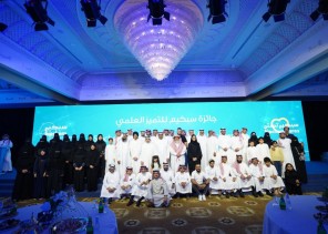 المهندس عبدالله السعدون يكرم الأيتام المتفوقين دراسيا من أيتام جمعية البر بالمنطقة الشرقية