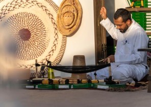 العِقال السعودي يلفت أنظار زوار مهرجان جرش