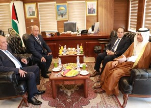 السفير السديري يسلم نسخة من أوراق اعتماده سفيراً فوق العادة ومفوضاً (غير مقيم) لدى دولة فلسطين وقنصلاً عاماً بمدينة القدس إلى معالي مستشار الرئيس الفلسطيني