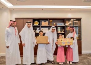 مدير تعليم القصيم يُكرم الطالب “محمد بن يامن الرشيدي” نظير موقفه الاخوي النبيل في رعاية شقيقته الصغيرة