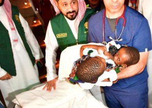 إنفاذًا لتوجيهات خادم الحرمين الشريفين وسمو ولي العهد .. وصول التوأم السيامي التنزاني “حسن وحسين” إلى الرياض