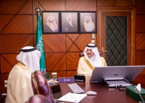 أمير الشرقية يطلع على أعمال جائزة الأميرة صيتة بنت عبدالعزيز