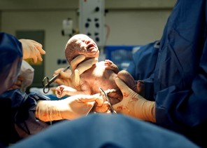 ولادة قيصرية ناجحة للطبيبة ندى إدريس لأبناء إعلامي بالشرقية