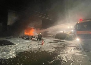 مدني صبيا يخمد حريقًا في محلين تجاريين