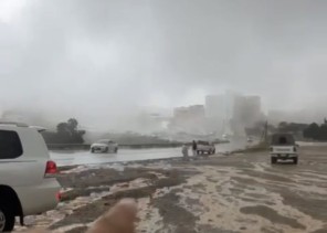 شاهد.. السحب تعانق مرتفعات السودة والأمطار تجري في الأودية وسط استمتاع المتنزهين