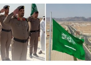 بحضور الدوائر الحكومية .. بالفيديو: رئيس مركز ابانات “حسين العتيبي” يُدشن سارية العلم أمام بلدية ابانات