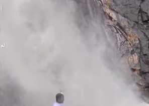 شاهد.. «شلال الوسق» يفاجئ الأهالي ويتدفق بشكل غير مسبوق شمال محافظة العيص