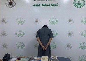 شرطة الجوف تطيح بشخص لترويجه مواد مخدرة في القريات
