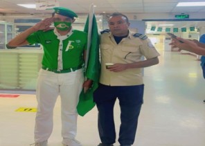 مدير التنسيق الطبي بمستشفى صامطة العام يرسم لوحة وطنية بمشاركته للمرضى والمراجعين فرحة اليوم الوطني