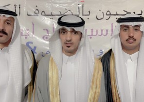 وسط جمع غفير من الأهالي .. “علي بن معيض القلادي” و “مفلح بن معيض القلادي” يحتفلان بزواج أبنائهم في قصر التاج للأحتفالات بالحليفة السفلى