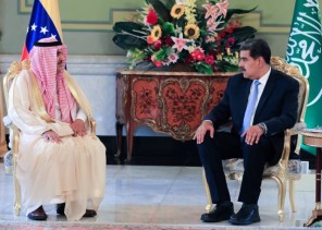 سفير المملكة لدى فنزويلا يقدم أوراق اعتماده للرئيس الفنزويلي