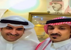 خلال زياته له بالكويت .. شاهد: هداج عبس “فراج بن زبن العربيد” يهنئ الشاعر “محمد بن محيميد الرويضي” على حفل تكريمه : “أنت تستاهل ومن الناس التي ترفع الرأس “