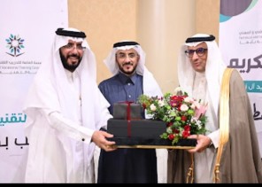 تقنية أبها تكرم و تودع عميدها السابق