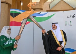 أمير منطقة تبوك يتسلم شعلة دورة الألعاب السعودية 2023