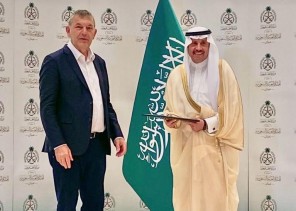 سفير خادم الحرمين بالأردن يُسلم شيكا بقيمة 2 مليون دولار لـ”فيليب لازاريني” لالمساهمة السنوية لـ«الأونروا»