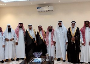 الدكتور “بقيش الشعباني” يستضيف شيخ قبيلة بني رشيد الشيخ “سالم بن سرور بن سمره ” وعدد من الوجهاء والشعراء في ديوانه العامر بـ”الخرج”