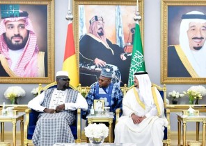 نائب أمير الرياض الأمير محمد بن عبدالرحمن وسفير خادم الحرمين بـ”غينيا” الدكتور فهاد عيد الرشيدي يستقبلون رئيس غينيا في مطار الملك خالد الدولي