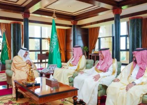 أمير منطقة تبوك يستقبل سمو رئيس الاتحاد السعودي للهجن
