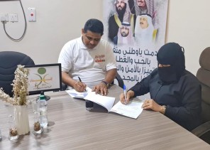 توقيع عقد شراكة مجتمعية بين فريق قناة الأنباء الأولى وجمعية المتقاعدين بجازان