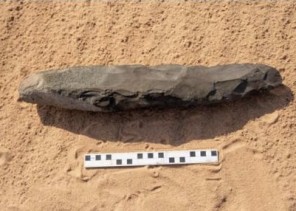 يبلغ طول الأداة الحجرية 51.3 سم .. اكتشاف فأس يدوية تعود للعصر الحجري القديم بأكثر من 200 ألف عام في العلا