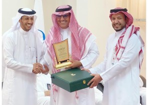 مدير عام القطاع الشمالي ورئيس مكتب الجوف بالهيئة العامة للغذاء والدواء يكرمان زملائهم المتقاعدين بقسم التفتيش بمنفذ الحديثة