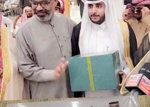 مقيم هندي يقدم هدية إلى «سلطان بن إبراهيم البراك» بمناسبة زواجه وسط تفاعل كبير من والد العريس والحضور