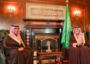 أمير منطقة تبوك يستقبل وزير الشؤون البلدية والقروية والإسكان