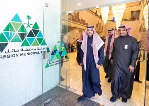 مستعرضًا القنوات الاتصالية لأمانة المنطقة وبرامجها.. نائب أمير حائل يطلع على «مركز ازدهار المدن»