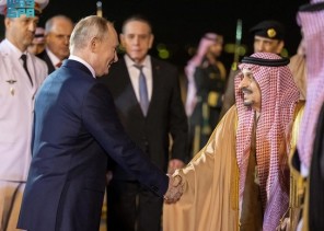 في زيارة لـ المملكة .. الرئيس الروسي يصل إلى الرياض وفي مقدمة مستقبليه أمير المنطقة