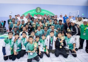 د.الزارع يتوج مكاتب التعليم الفائزة ببطولة “تعليم الرياض” لكرة القدم الصالات