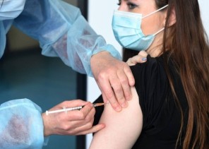 ماهي الفئات الأكثر أولوية التي يُنصح بأخذها للقاح كورونا المطور؟ وآلية الحصول عليه.. الصحة توضح!