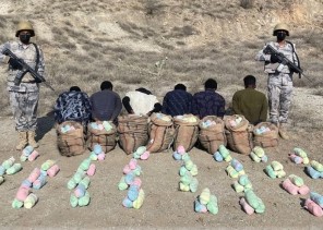 حرس الحدود بعسير يقبض على (5) مخالفين لنظام أمن الحدود لتهريبهم (70) كيلوجرامًا من نبات القات المخدر