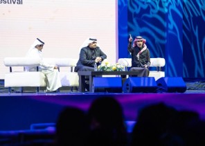 محمد السكران وفهد الشهراني يلهبان حماس الزوار في أمسية شعرية بمهرجان الكُتّاب والقُرّاء