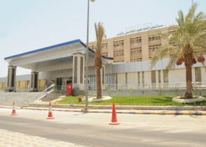 فريق طبي بجامعة الإمام عبد الرحمن ينجح في استخلاص رقعتين من قرنية متبرع واحد ليتم زراعتها لمريضين