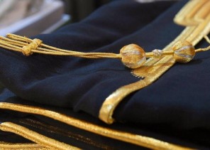 رسميا.. إلزام أمراء المناطق ونوابهم والوزراء ورؤساء الأجهزة المستقلة بـ”إرتداء البشت” أثناء الدخول لمقرات العمل والخروج منها