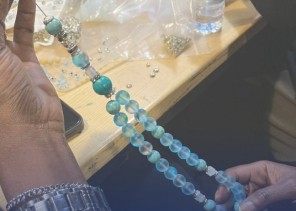 جمعية “كيان” للأيتام تؤهل مستفيداتها مهنيا من خلال صناعة الإكسسوارات” بالأحجار الكريمة “