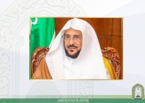 وزير الشؤون الإسلامية يوجه منسوبي المساجد من الأئمة والمؤذنين بإرتداء البشت للصلاة