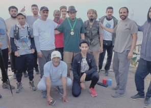 الرويس أول عمدة حي يشارك فريق رياضي صعود جبل ثور